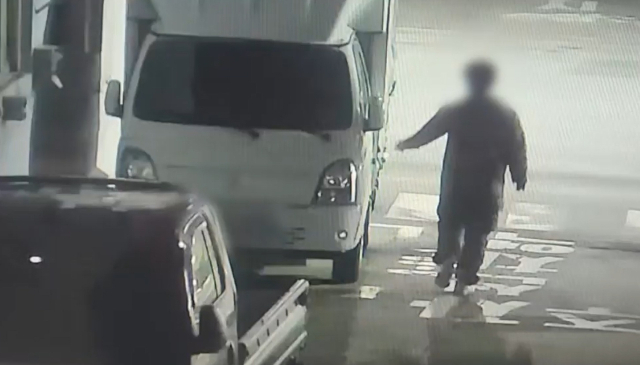 지난 6일 야간에 울산시 남구의 한 노상에서 차량털이 피의자 A 씨가 주차된 화물차에 접근해 문이 잠겼는지 확인하고 있다. 울산시 남구 CCTV 관제센터는 이 장면을 실시간으로 포착해 112에 신고했으며, 경찰은 현장 주변 수색을 통해 50대 남성 A 씨를 검거했다. 울산경찰청 제공