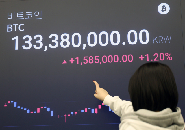 지난해 12월 15일 서울 강남구 업비트 라운지 전광판에 비트코인 시세가 표시된 모습. 연합뉴스