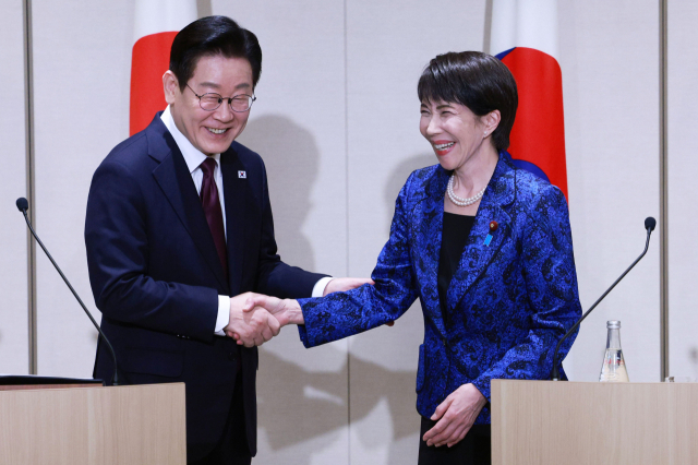 이재명 대통령과 다카이치 사나에 일본 총리가 13일 일본 나라현 정상회담장에서 공동언론발표 후 악수를 하고 있다. 연합뉴스