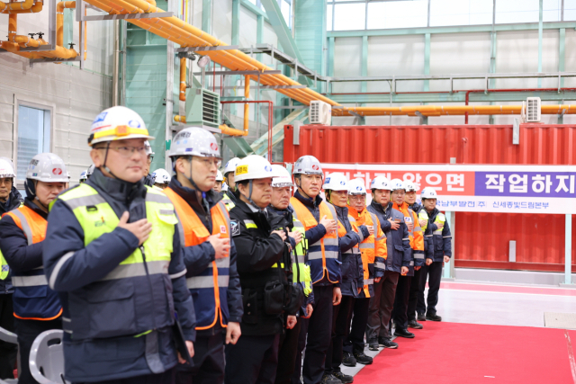 김준동 한국남부발전 사장(오른쪽 다섯 번째)이 지난 12일 신세종빛드림본부를 찾아 발전소 터빈동에서 노동조합 대표 및 상주 협력사 대표와 함께 안전다짐대회를 개최했다. 남부발전 제공