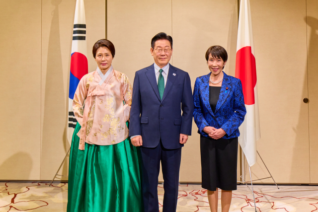 이재명 대통령과 김혜경 여사가 13일 일본 나라현의 한 호텔에서 진행된 일본 총리 주재 만찬에서 다카이치 사나에 총리와 기념촬영을 하고 있다. 연합뉴스