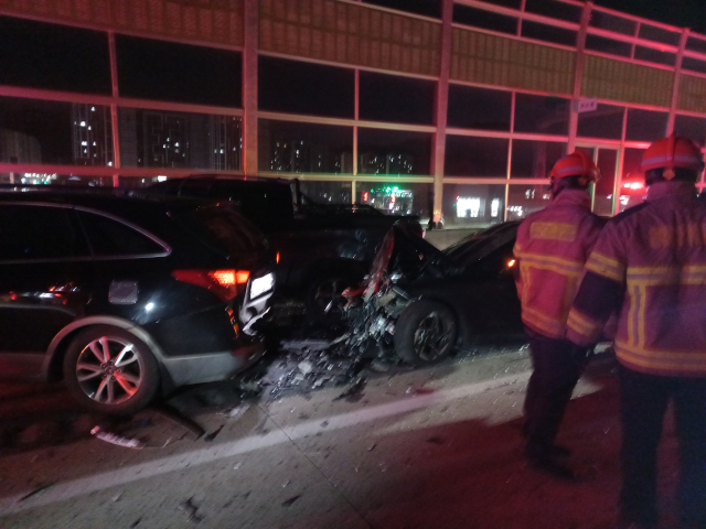 경부고속도로 양산휴게소 인근에서 6중 추돌사고가 발생했다. 소방대원들이 사고 수습을 하고 있다. 경남소방본부 제공