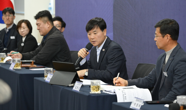 변광용 거제시장이 13일 상문동 주민센터에서 시민공감 간담회에서 유튜브 라이브 방송에 올라온 댓글에 실시간으로 응답하고 있다. 거제시 제공