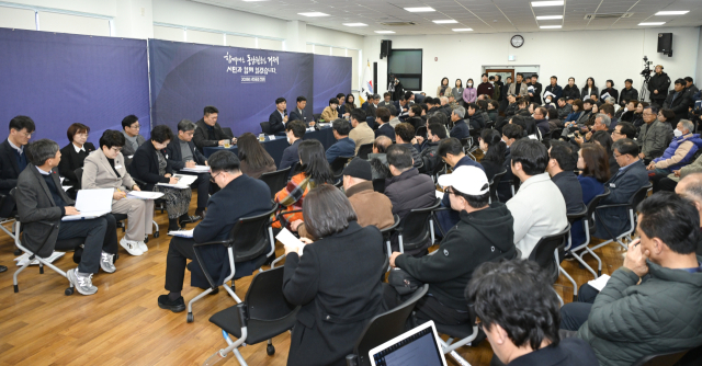 거제시는 13일 2026년 면·동 순방 ‘시민공감 간담회’ 일정을 시작했다. 올해는 유튜브 생중계를 새롭게 도입해 현장을 찾지 못한 시민도 간담회를 시청하며 실시간으로 질문하고 토론할 수 있도록 접근성을 높였다. 현장 자리 배치 역시 단상을 앞에 두고 길게 늘어서던 방식에서 부채꼴 모양으로 바꿔 시민과의 거리를 좁혔다. 거제시 제공