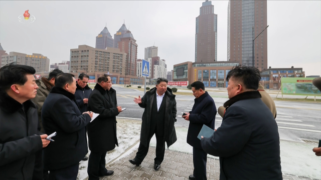 김정은 북한 국무위원장이 지난 10일 완공단계에 들어선 평양의 화성지구 4단계 1만세대 건설사업을 현지에서 지도했다고 조선중앙TV가 11일 보도했다. 중앙TV는 