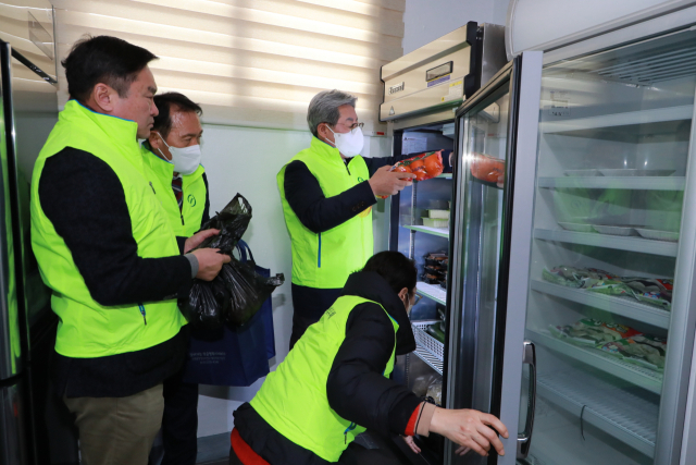 오태완(오른쪽 위) 의령군수가 직접 구입한 제수 용품을 의령읍 나눔냉장고에 기탁하고 있다. 의령군 제공