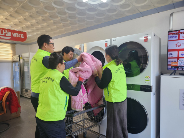 의령읍사무소 관계자와 지역사회보장협의체 회원들이 나눔빨래방에서 봉사 활동을 하고 있다. 의령군 제공