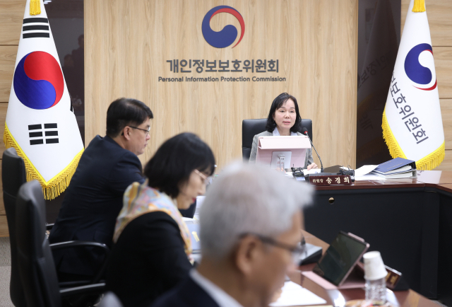 14일 종로구 정부서울청사에서 열린 제1회 개인정보보호위원회 전체회의에서 송경희 위원장이 발언을 하고 있다. 연합뉴스