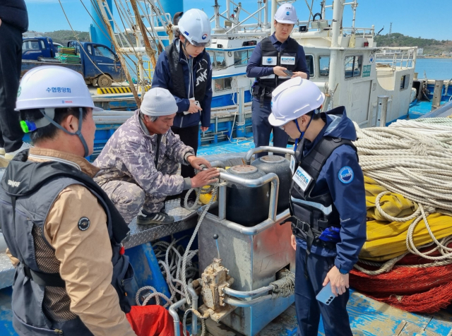 한국해양교통안전공단(KOMSA) 어선원 안전보건 전담 직원이 해양수산부 어선원 안전감독관의 현장 이행점검을 지원하고 있다. KOMSA 제공