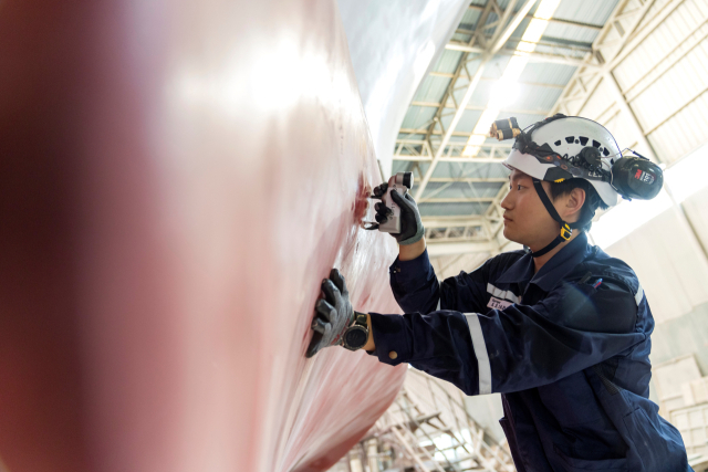 한국해양교통안전공단(KOMSA) 검사원이 선박검사를 하고 있다. KOMSA 제공