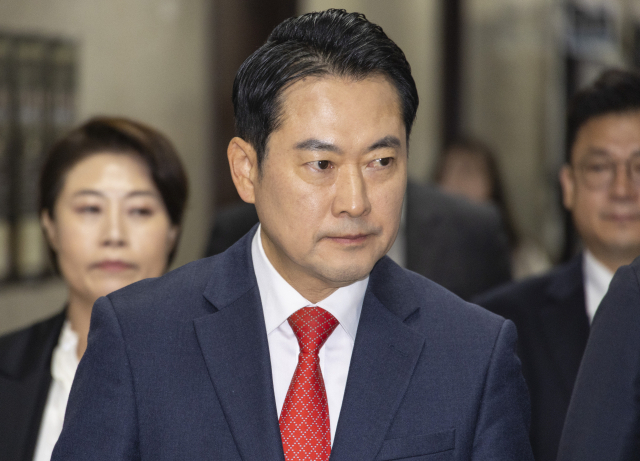 국민의힘 장동혁 대표가 15일 국회에서 열린 최고위원회의가 열릴 회의실로 향하고 있다. 연합뉴스