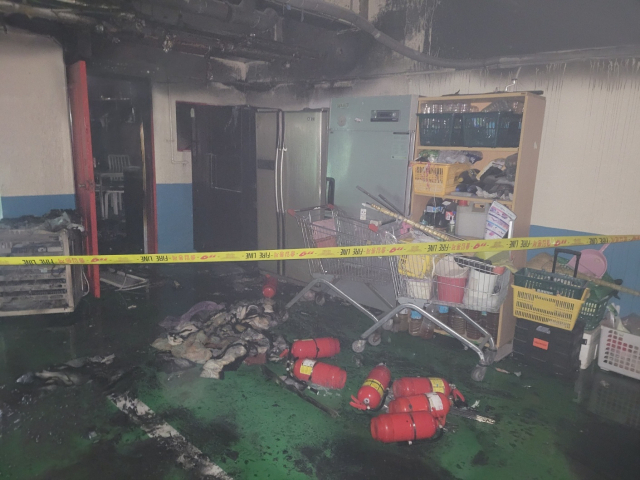 15일 오전 화재가 발생한 울주군 서생면의 한 펜션 내부가 검게 그을려 있다. 바닥에는 화재 진압에 사용된 소화기들이 흩어져 있고 출입 통제선이 처져 있어 긴박했던 당시 상황을 보여준다. 울산소방본부 제공