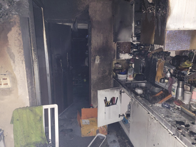 15일 오전 불이 난 울산시 울주군 서생면의 한 펜션 주방 내부 벽면과 천장 등이 시커먼 그을음으로 뒤덮여 있다. 울산소방본부 제공