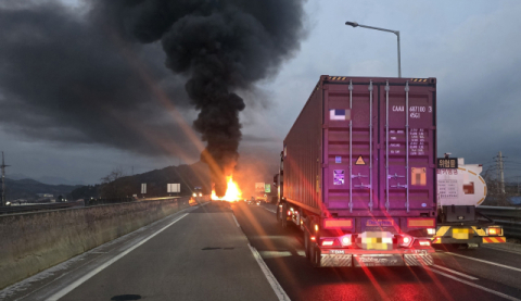 통영-대전 고속도로서 25t 트레일러 화재…출근길 극심 정체