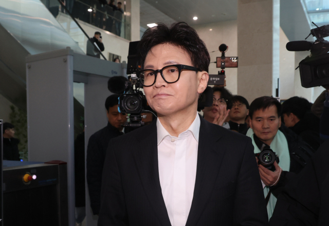 국민의힘 한동훈 전 대표가 14일 당 윤리위원회가 본인을 제명 결정한 것과 관련해 입장을 밝힌 뒤 회견장을 떠나고 있다. 연합뉴스