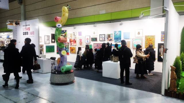 경남 김해지역 작가들이 오는 18일까지 서울 코엑스에서 열리는 ‘서울국제조각페스타 2026’에 참가해 조각·회화·도자 작품 54점을 선보인다. 김해시 제공