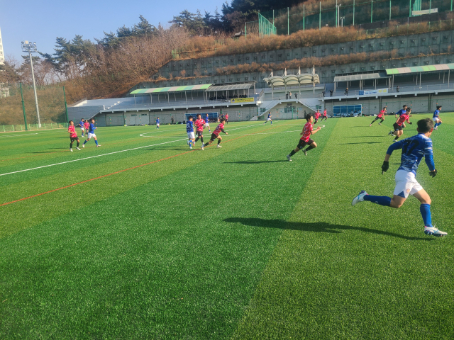 전국 대학·고등부 축구 스토브리그가 이달 8일부터 다음 달 6일까지 경남 김해시 임호체육공원과 진영공설운동장에서 펼쳐진다. 이번 대회에는 전국 13개 팀, 140여 명의 선수단이 참여해 실력을 겨룬다. 김해시 제공