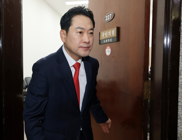 국민의힘 장동혁 대표가 15일 국회에서 당 초재선모임 '대안과 미래' 소속 의원들과 면담을 마친 뒤 이동하고 있다. 연합뉴스