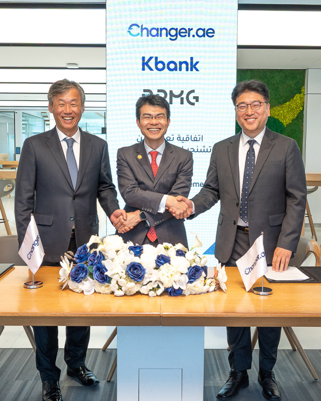 (왼쪽부터) 케이뱅크 최우형 은행장, 체인저 왕하오 대표, 비피엠지 문범영 이사가 업무협약(MOU)을 체결 후 기념 촬영을 하고 있다. 비피엠지 제공