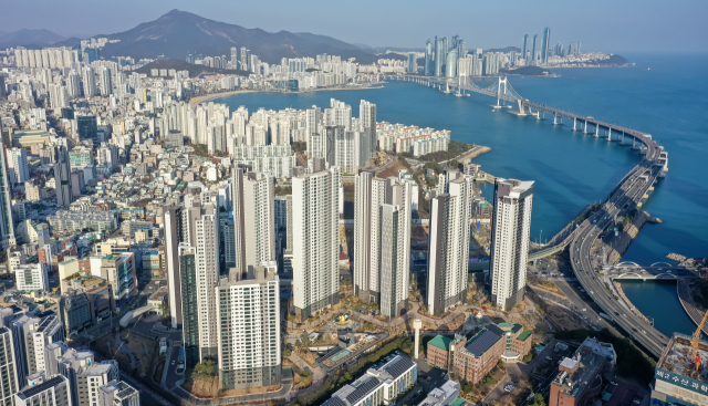 정부의 전세 보증금 반환이 제도 시작 이후 15년만에 처음으로 감소한 것으로 집계됐다. 부산 남구 대연동 더비치푸르지오써밋과 일대 전경. 부산일보DB