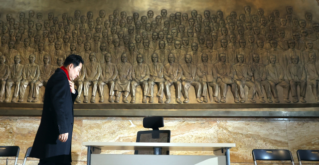 국민의힘 장동혁 대표가 15일 국회 본회의장 제헌국회의원상 앞에서 공천헌금·통일교 특검 수용을 촉구하며 단식에 돌입하기 위해 입장하고 있다. 연합뉴스