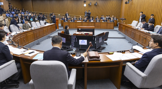 이양수 12.29 여객기 참사 진상규명을 위한 국정조사특별위원회 위원장이 15일 국회에서 특위 전체 회의를 개회하고 있다. 연합뉴스