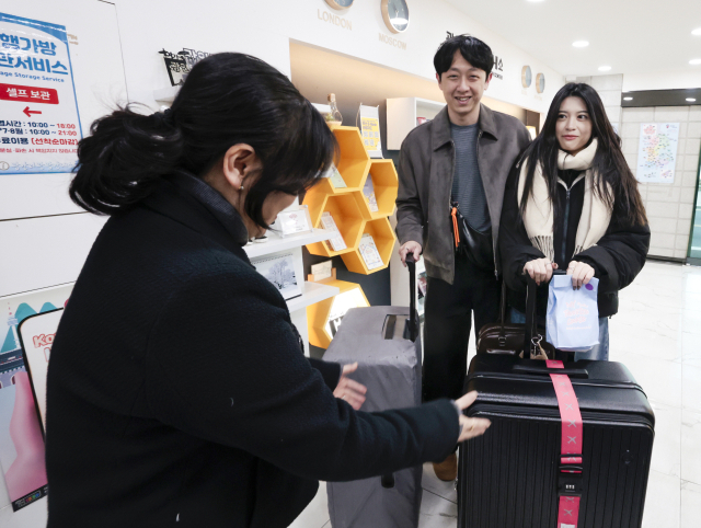 지난 9일 부산 수영구 광안리여행안내소에서 여행가방 보관 서비스를 이용한 대만 관광객이 보관한 가방을 찾아가고 있다. 정대현 기자 jhyun@