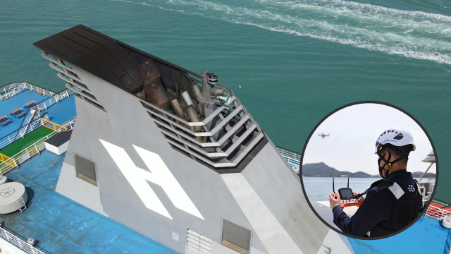 사진은 한국해양교통안전공단(KOMSA) 운항관리자가 드론을 활용해 항로상 위해 요소와 여객선 고소부위 점검 등을 하고 있는 모습(사진은 기사 내용과 직접 관련 없음). KOMSA 제공