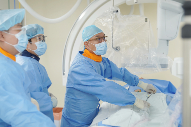 동남권원자력의학원 심뇌혈관센터 김성만 과장이 심장혈관질환 시술을 하고 있다. 동남권원자력의학원 제공