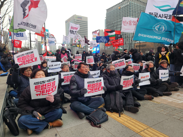 지난 10일 오후 서울 광화문 KT빌딩 앞에서 트럼프위협저지공동행동 주최로 미국의 베네수엘라 공습 규탄 집회가 열리고 있다. 연합뉴스