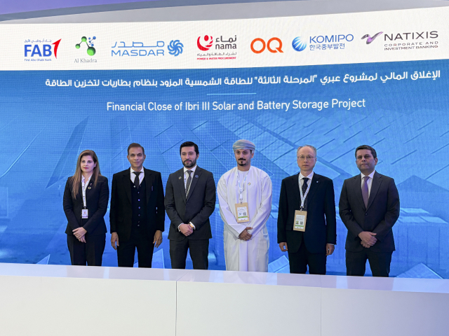 이종국 한국중부발전 기획관리본부장(오른쪽 두 번째)이 15일(현지 시각) UAE 아부다비에서 오만 이브리3 태양광·BESS 발전사업 금융조달 계약을 체결하고 기념사진을 촬영하고 있다. (왼쪽부터 First Abu Dhabi Bank 사라 피르자다 매니징 디렉터, Al Khadra 아닐 쿠마르 나하르 디렉터, MASDAR 마진 칸 CFO, OQAE 무하나드 알 키유미 헤드, 이종국 본부장, NATIXIS 쿠람 안사리 매니징 디렉터). 중부발전 제공