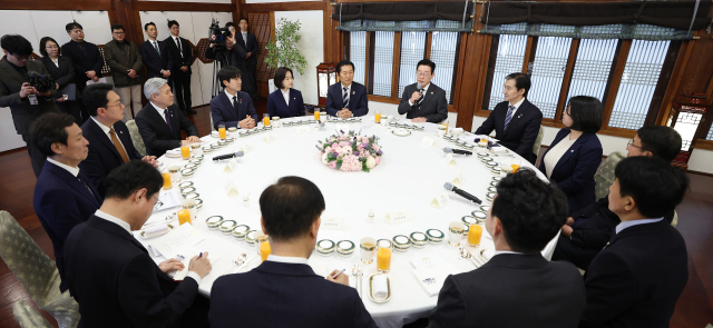 이재명 대통령이 16일 청와대 상춘재에서 열린 정당 지도부 초청 오찬에서 발언하고 있다. 이날 행사에 국민의힘 지도부는 불참했다. 연합뉴스