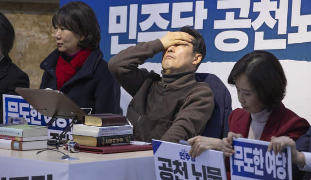 2차종합특검법 처리에 반대해 단식중인 국민의힘 장동혁 대표가 16일 국회에서 열린 2026년 1월 임시회 1차 본회의에서 2차 종합특검법이 민주당 주도로 통과된 뒤 깊은 생각에 잠겨 있다. 연합뉴스