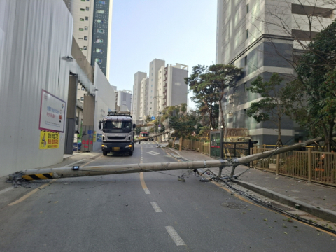 부산서 덤프 트럭이 전신주 충격해 2000여 세대 정전