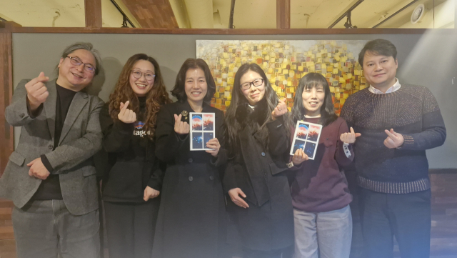 무크지 쨉 10호 발간 두 달 만에 마지막 회의를 연 편집위원들. 왼쪽부터 이기록 시인, 이정임 소설가, 김수원(편집장) 시인, 우은진 평론가, 서유 시인, 정재운 소설가. 김희돈 기자