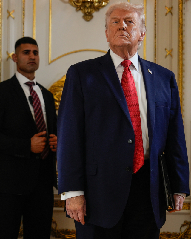 16일 미국 플로리다주 팜비치에 있는 마러라고 클럽에서 트럼프 대통령이 ‘트럼프 대로 헌정식’에서 경호국 요원과 함께 서 있다. AP·연합뉴스