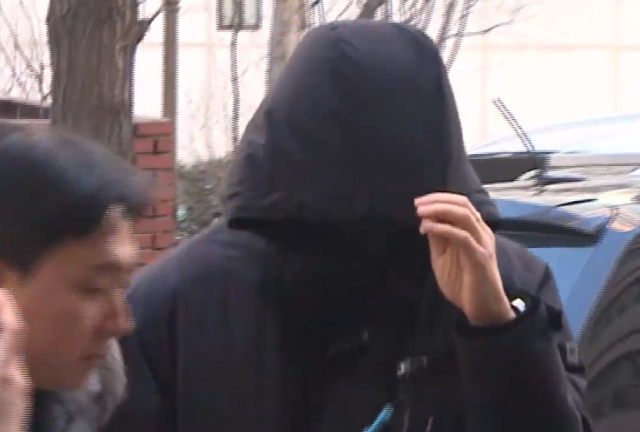 무소속 강선우 의원의 전직 보좌관 남 씨가 경찰 조사를 위해 17일 서울 마포구 서울경찰청 광역수사단으로 향하고 있다. 연합뉴스TV 제공