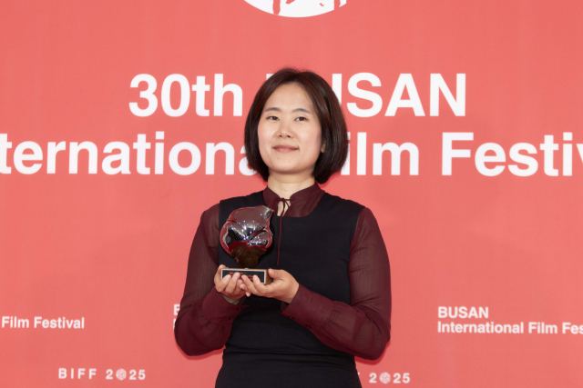 지난해 9월 26일 열린 제30회 부산국제영화제 폐막식에서 '지우러 가는 길'로 뉴 커런츠상을 받은 유재인 감독. 부산일보DB