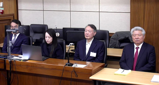 윤석열 전 대통령이 16일 서울 서초구 서울중앙지방법원에서 열린 특수공무집행방해, 범인도피교사, 직권남용 권리행사방해 혐의 등 사건에 대한 1심 선고 공판에 출석해 피고인석에 앉아 있다. 윤 전 대통령은 이날 징역 5년을 선고받았다. 연합뉴스