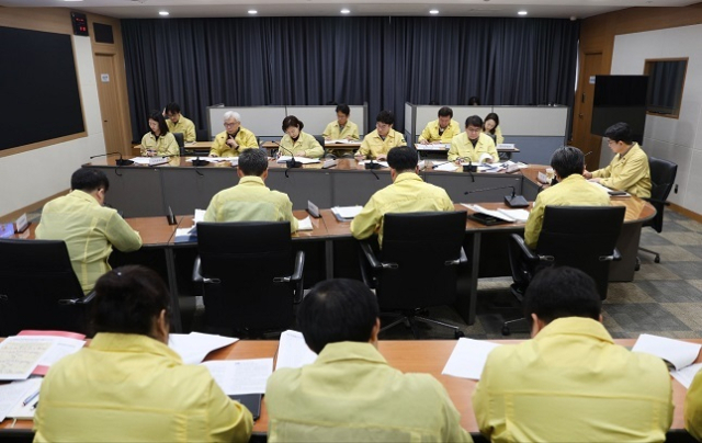 강릉에서 아프리카돼지열병이 발생하고 천안에서 고병원성 조류인플루엔자가 확진되자 김종구 농림축산식품부 차관 주관 주재로 관계기관·지방정부 등이 참여하는 중수본 회의를 개최했다. 농식품부 제공