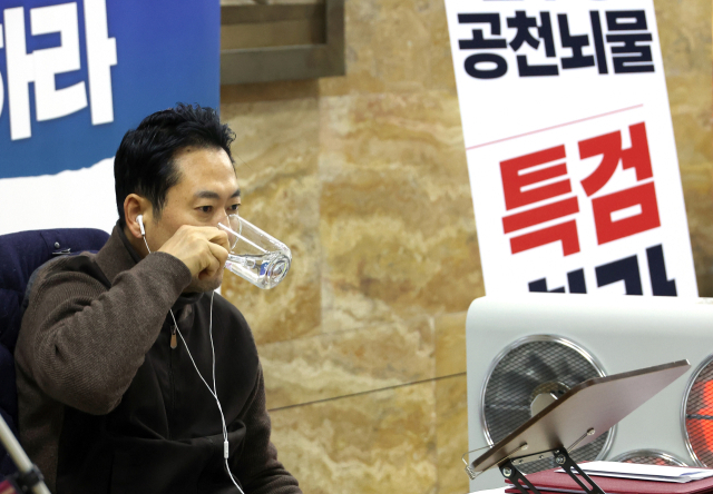 국민의힘 장동혁 대표가 18일 국회 로텐더홀에서 더불어민주당에 통일교·공천헌금 '쌍특검' 수용을 요구하며 나흘째 단식 투쟁을 이어가고 있다. 연합뉴스