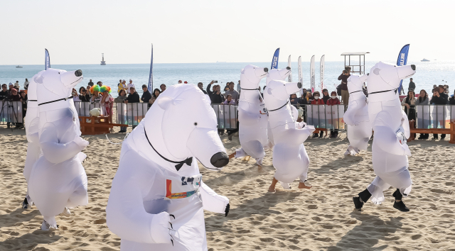 북극곰 복장을 한 참가자들이 러닝 레이스 경기를 하고 있다. 김종진 기자 kjj1761@