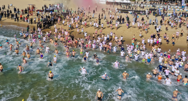 참가자들이 차가운 바닷물에 입수하고 있다. 김종진 기자 kjj1761@