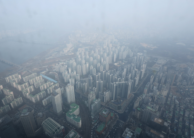 서울 송파구 롯데월드타워에서 바라본 한강변 아파트 단지. 연합뉴스