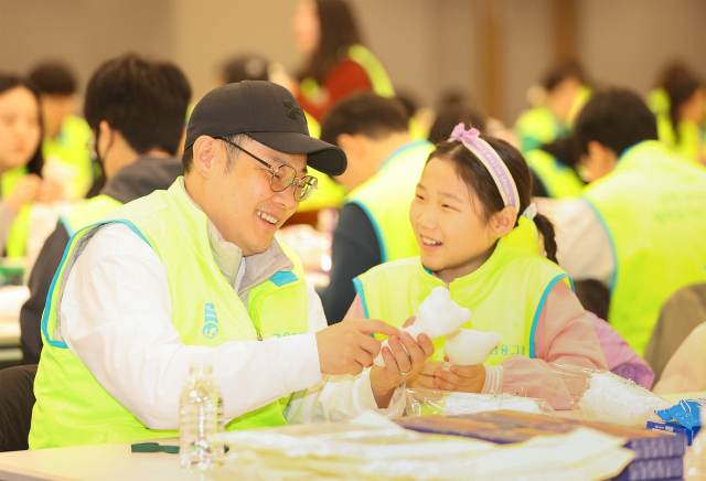 하나금융그룹은 지난 17일 명동 사옥에서 2026년 새해를 맞아 미혼모 가정을 위한 영유아 장난감 만들기 임직원 봉사활동을 실시했다. 이날 봉사활동에 참여한 하나금융그룹 임직원 및 가족들이 정성껏 '영유아용 딸랑이'를 만들고 있다. 하나금융 제공.