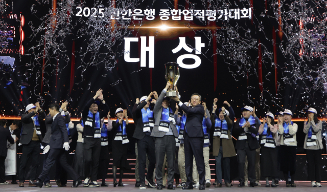 지난 17일 인천광역시 중구 소재 인스파이어 엔터테인먼트 리조트 아레나에서 개최한 ‘2025년 종합업적평가대회’에서 정상혁 신한은행장(가운데 오른쪽)과 박현종 센터장(가운데 왼쪽)이 챔피언 트로피를 들어올리는 모습. 신한은행 제공.