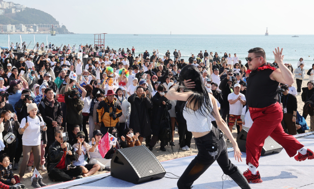 참가자들이 싸이버거의 축하공연을 보며 입수 전 몸을 풀고 있다. 정종회 기자 jjh@