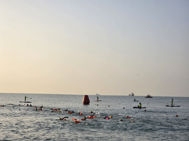 18일 열린 제39회 부산 북극곰축제에서 안전요원들이 ‘1km 동행수영’ 참가자들의 경로 주변에 배치됐다. 김재량 기자 ryang@