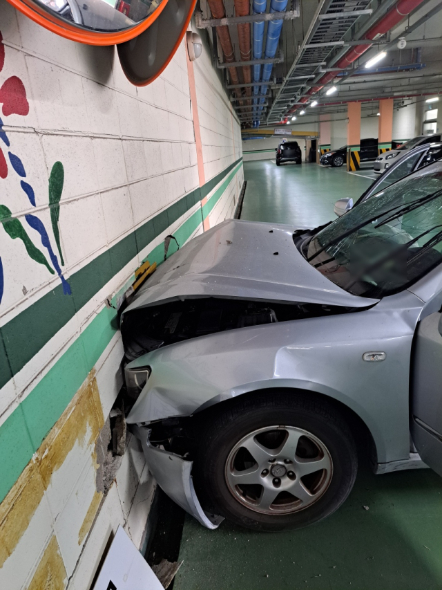 부산 금정구에서 달리던 승용차가 앞선 차량을 추돌한 뒤 초등학교 주차장 벽을 들이받는 사고가 발생했다. 부산 금정경찰서 제공