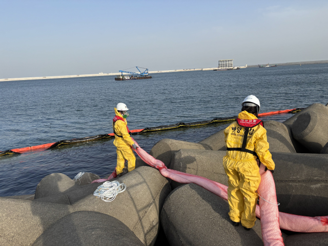 19일 남해지방해양경찰청은 지난해 부울경 지역 해양 오염 사고가 총 110건 발생했다고 밝혔다. 사진은 지난해 4월 울산 온산읍에서 해경이 기름 방제 작업에 나선 모습. 남해지방해양경찰청 제공